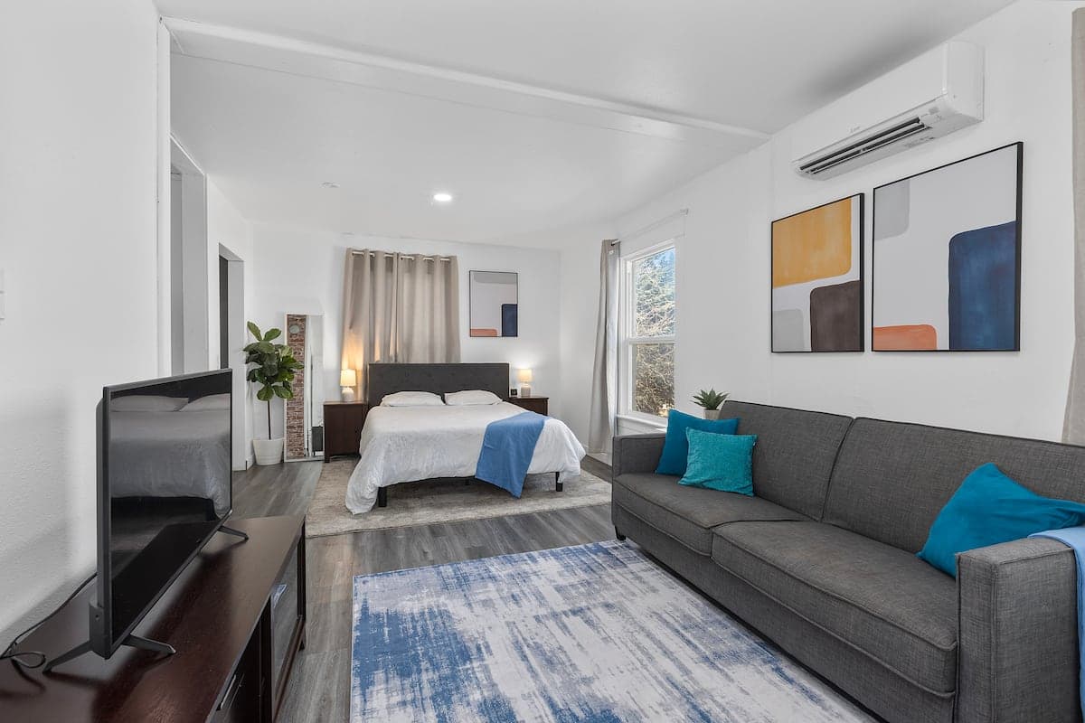 Central Tacoma Home - 2b2b-Spacious + Bright