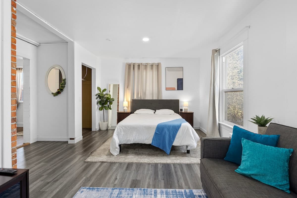 Central Tacoma Home - 2b2b-Spacious + Bright