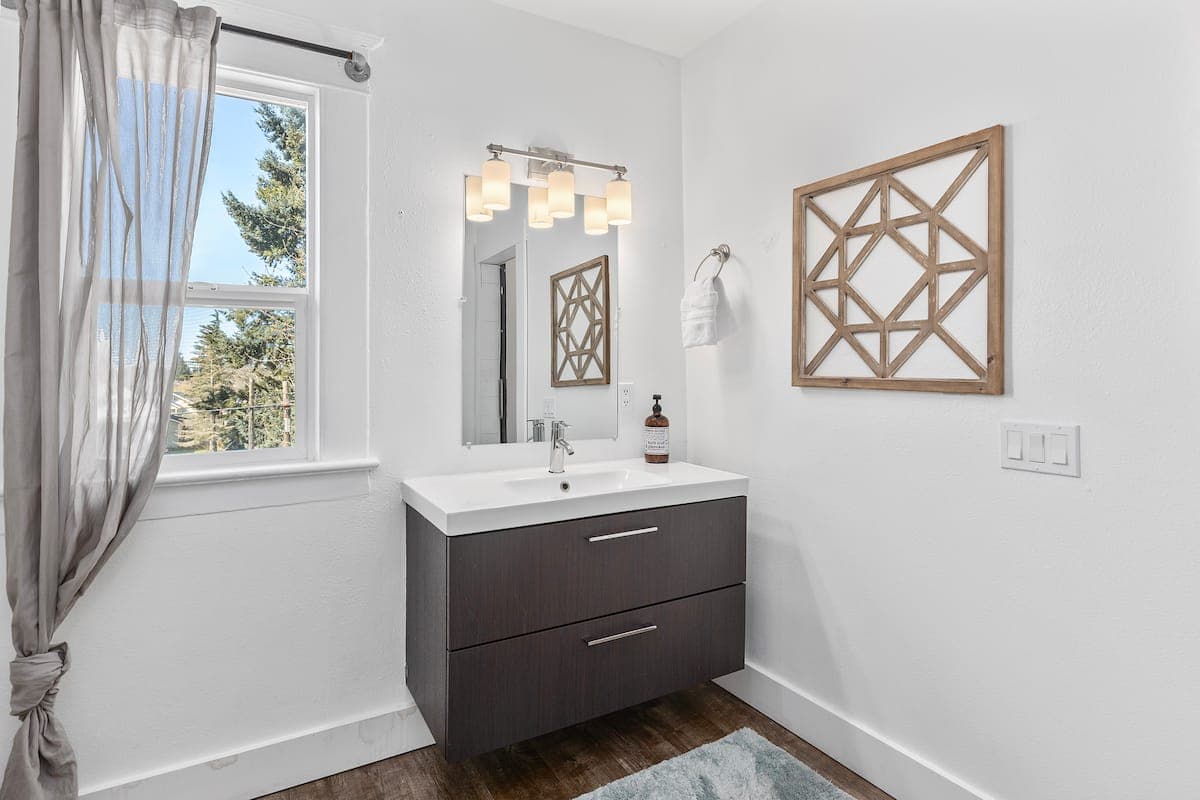 Central Tacoma Home - 2b2b-Spacious + Bright